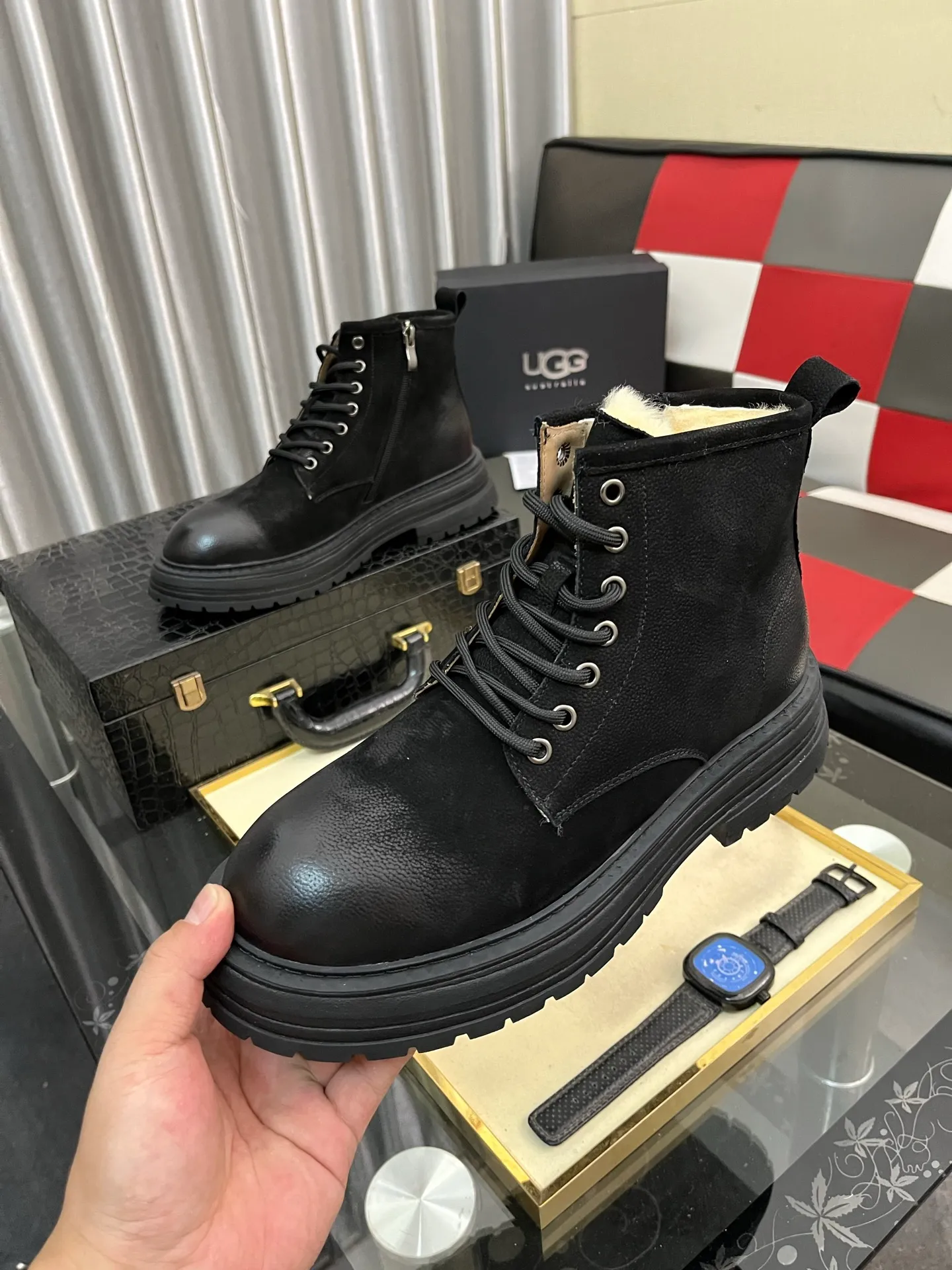 Men's Men's Shoes 💰660⌚️⌚️New UGG fur-integrated men's simple and fashionable snow shoes. The most worth buying at the end of this year are warm casual shoes. Whether you are out and about at home, their comfortable and warm performance will be your most suitable fashion companion! The material is cowhide upper and imported wool is used inside. Two layers of cowhide for warmth and comfort! The eva+ rubber patch outsole is cushioned, wear-resistant, and has good elasticity. It is light and wear-resistant, comfortable and soft, and the new simple cut is more fashionable. It has both practicality and fashion sense, so you no longer have to worry about how to match it in winter, while still maintaining fashionable taste. High-quality genuine wool produced in Dongguan. The material depends on the details! Size: 38-39-40-41-42-43-44-45